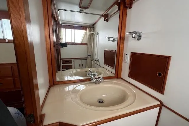  Yacht Photos Pics Master Head-2