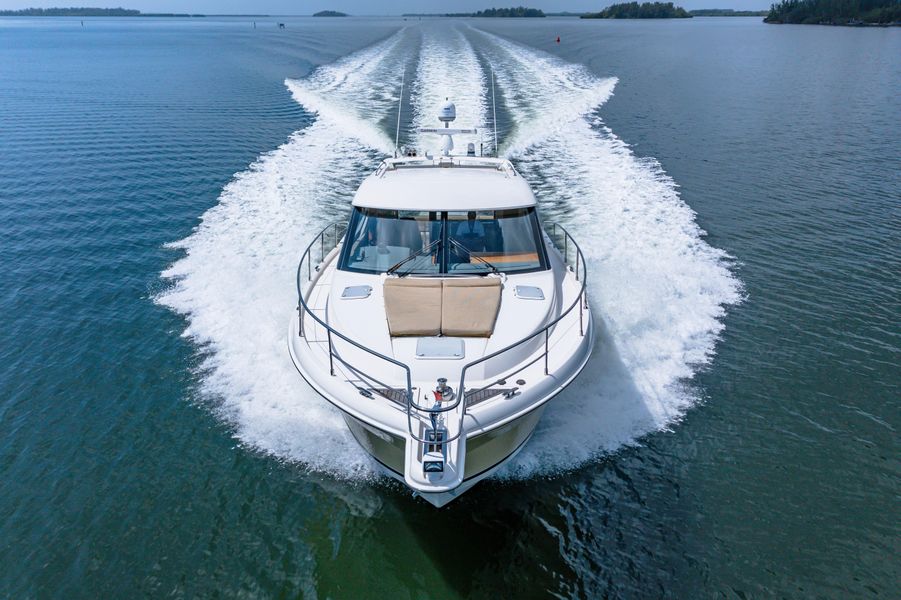 2009 Riviera 4400 Sport Yacht