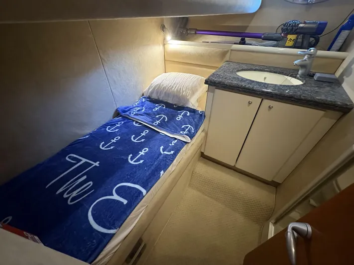 Prelude Yacht Photos Pics Cozy cabin interior of 2004 Sunseeker Manhattan 56 yacht with bed and sink.