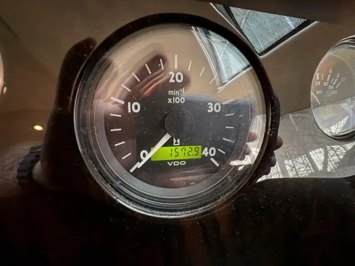 Prelude Yacht Photos Pics Tachometer of 2004 Sunseeker Manhattan 56 yacht displaying 1572.9 hours.