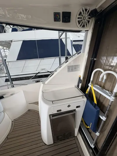 Prelude Yacht Photos Pics 2004 Sunseeker Manhattan 56 yacht interior with modern amenities and sleek design.