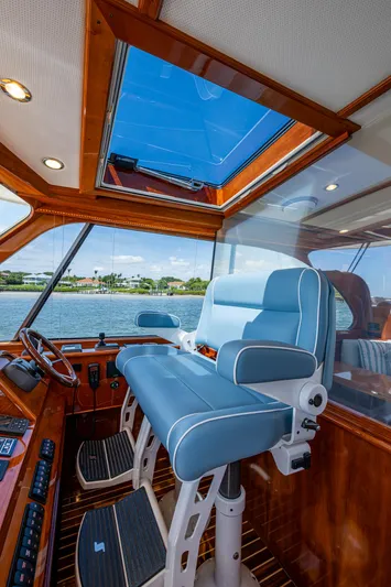 Talaria 57001 Yacht Photos Pics 