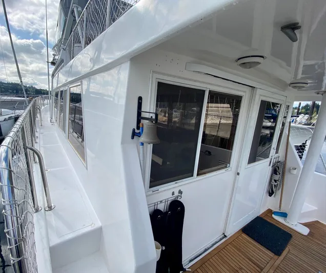 First Light Yacht Photos Pics Ocean Alexander 510 Pilothouse 1999, side view with deck and windows.
