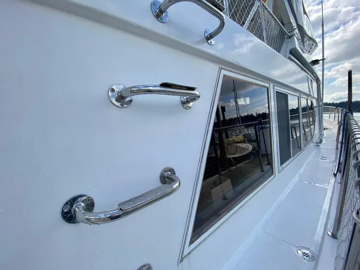 First Light Yacht Photos Pics Ocean Alexander 510 Pilothouse 1999, side view with windows and handrails.