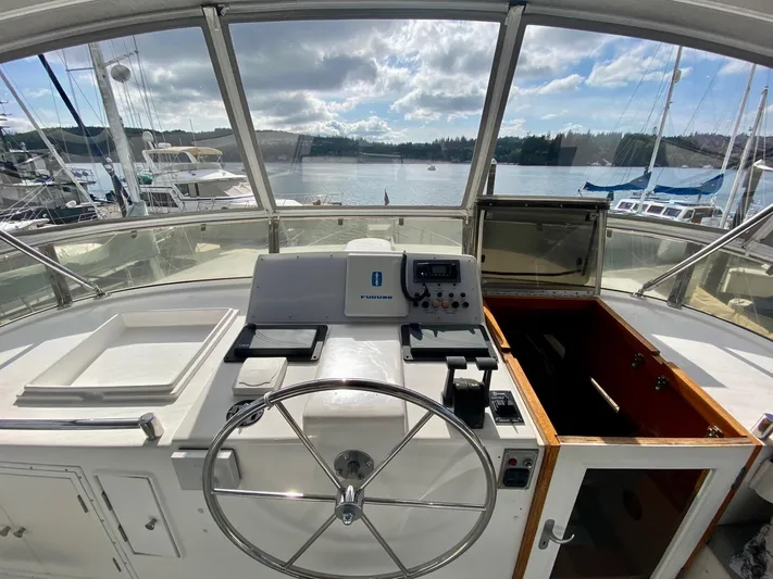 First Light Yacht Photos Pics 1999 Ocean Alexander 510 Pilothouse helm station in harbor.