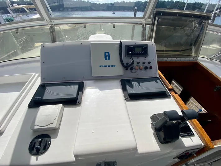 First Light Yacht Photos Pics 1999 Ocean Alexander 510 Pilothouse helm station.