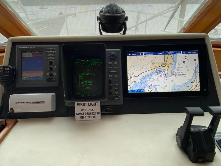 First Light Yacht Photos Pics 1999 Ocean Alexander 510 Pilothouse helm with navigation system.
