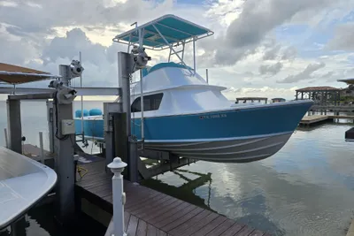 Bertram 31 Flybridge Cruiser