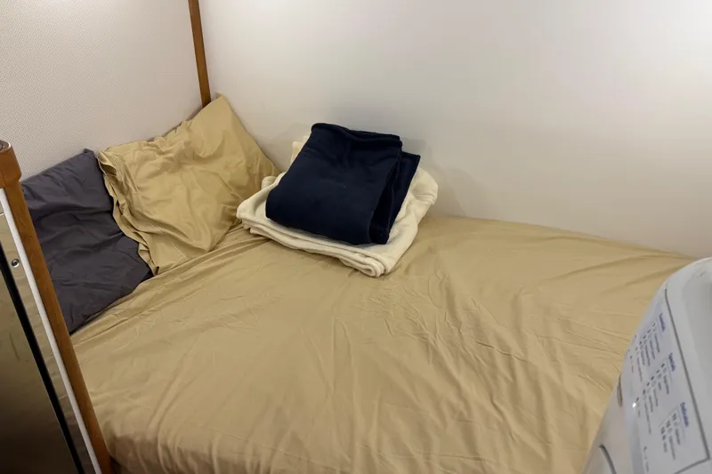 Oyster Yacht Photos Pics Cozy cabin bed in 2018 Sabre 48 Salon Express yacht with folded blankets.