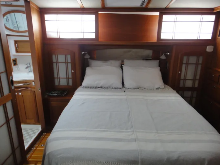 Oyster Yacht Photos Pics Master berth