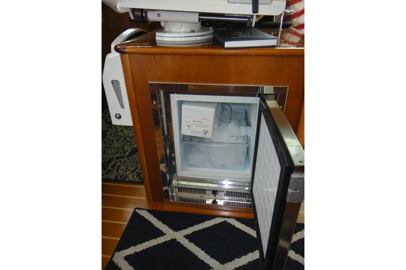 Oyster Yacht Photos Pics Salon Icemaker