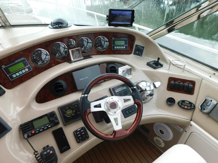  Yacht Photos Pics 2004 Sea Ray 600 Sun Sport helm with instruments.