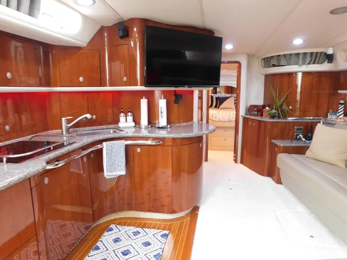  Yacht Photos Pics Luxurious interior of a 2004 Sea Ray 600 Sun Sport yacht.