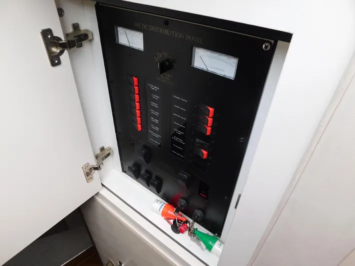  Yacht Photos Pics Electrical control panel of 2004 Sea Ray 600 Sun Sport.