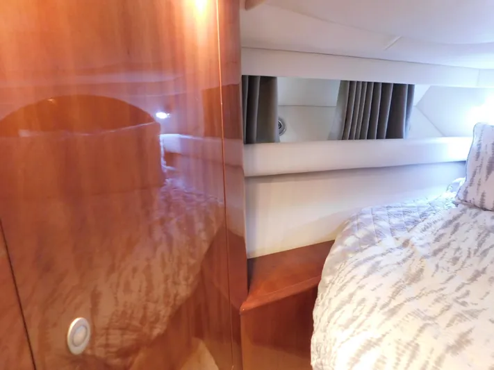  Yacht Photos Pics Interior of 2004 Sea Ray 600 Sun Sport yacht.