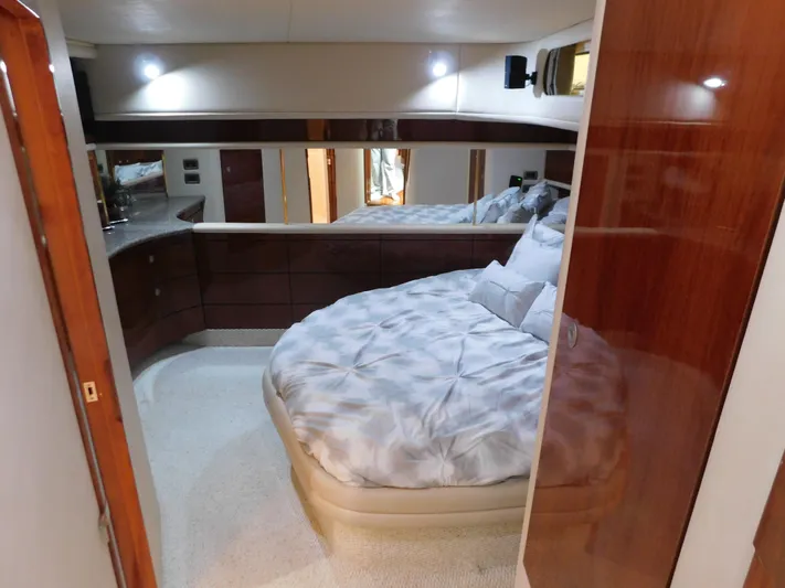  Yacht Photos Pics Luxurious bedroom in a 2004 Sea Ray 600 Sun Sport yacht.