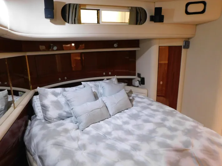  Yacht Photos Pics Luxurious bedroom in a 2004 Sea Ray 600 Sun Sport yacht.