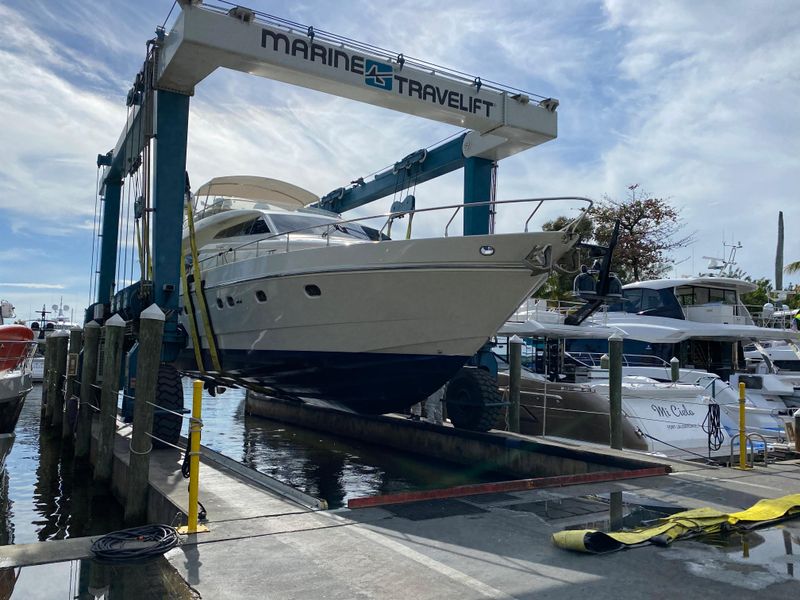 2000 Ferretti Yachts 72