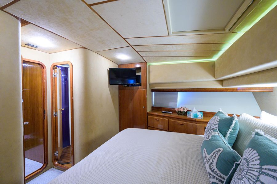 2000 Ferretti Yachts 72