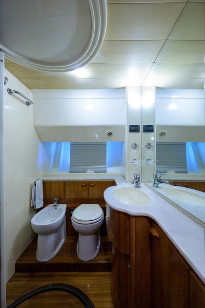 2000 Ferretti Yachts 72