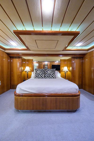 2000 Ferretti Yachts 72