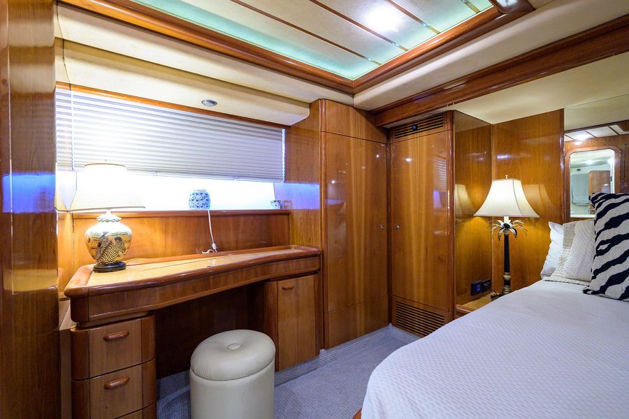 2000 Ferretti Yachts 72