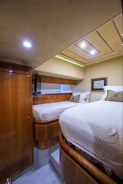 2000 Ferretti Yachts 72