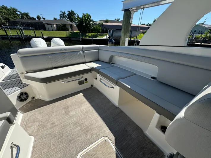  Yacht Photos Pics 2020 Sea Ray SDX 290 Outboard interior with spacious seating and modern design.