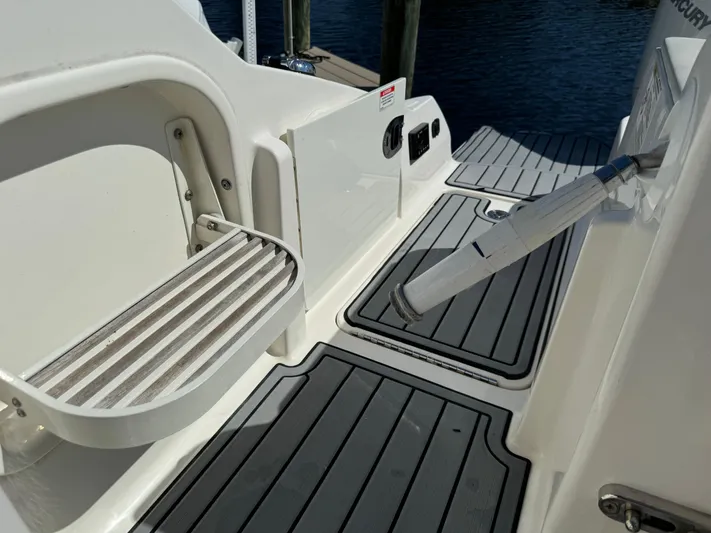  Yacht Photos Pics 2020 Sea Ray SDX 290 Outboard boat deck with gray non-slip flooring.