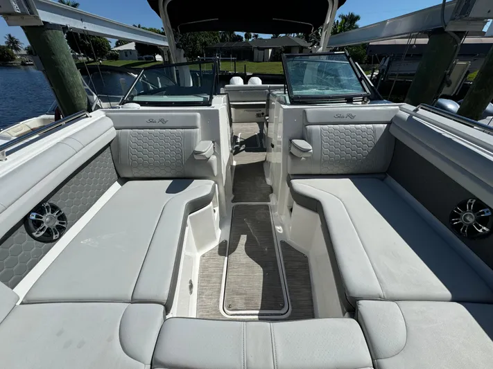  Yacht Photos Pics 2020 Sea Ray SDX 290 Outboard interior with spacious seating and modern design.