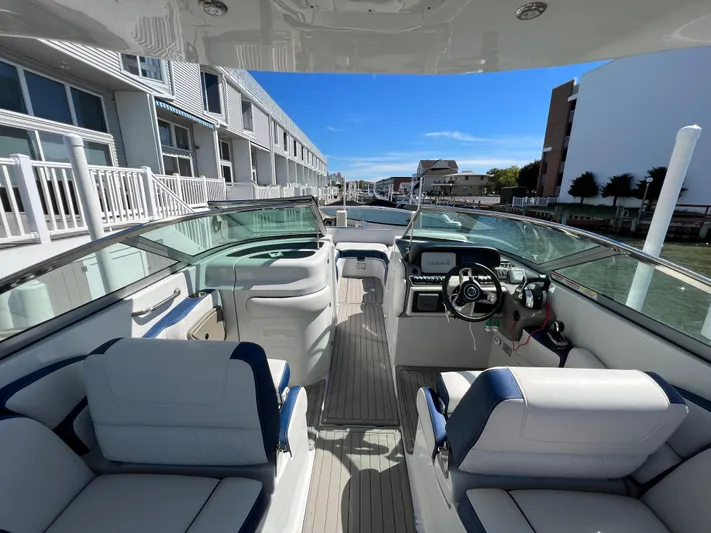  Yacht Photos Pics 2022 Crownline E305 XS Cockpit