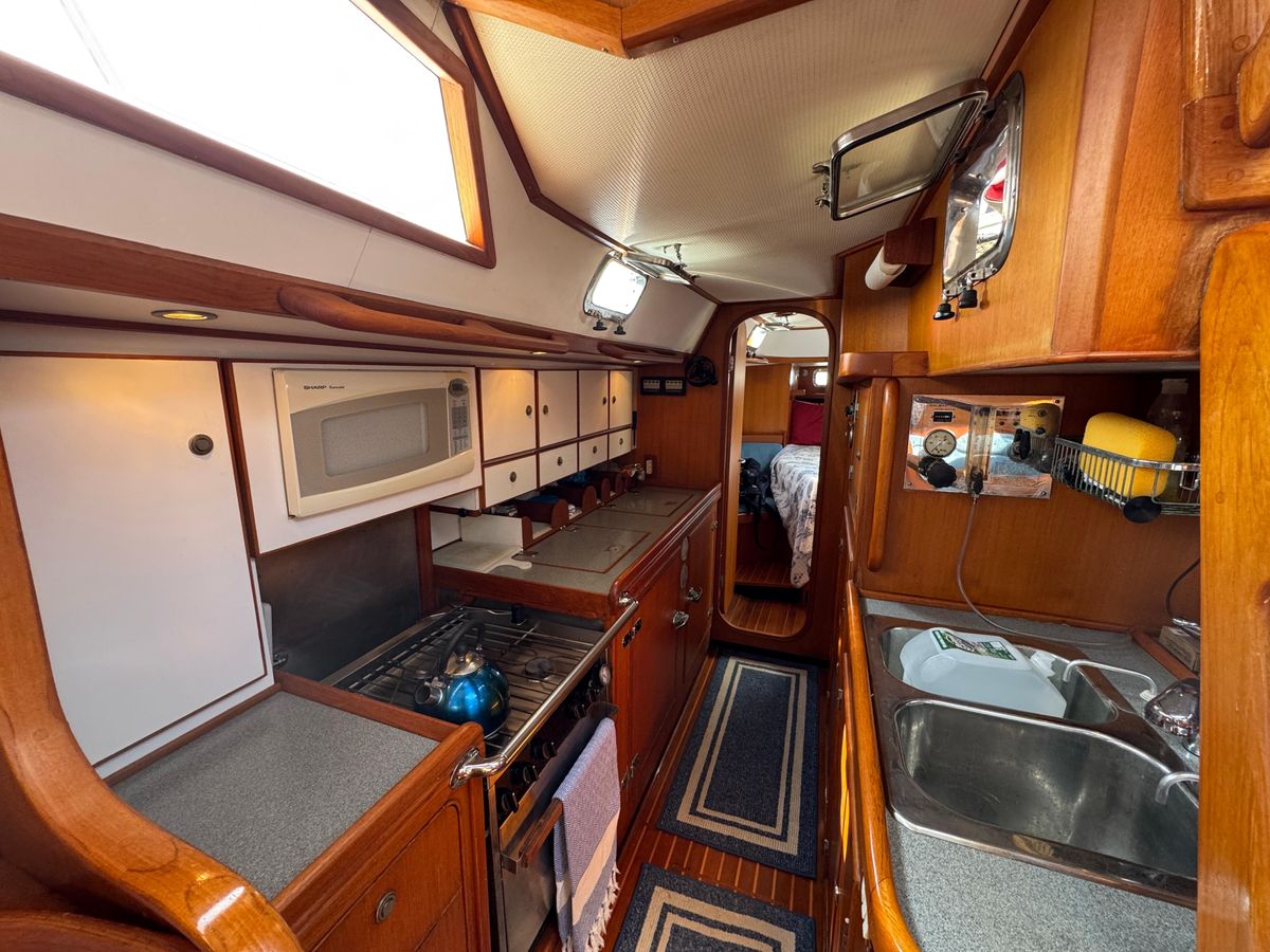 1998 Hylas 46 
