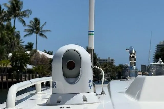  Yacht Photos Pics 2021 World Cat 400 DC-X boat with radar equipment, palm trees in the background.