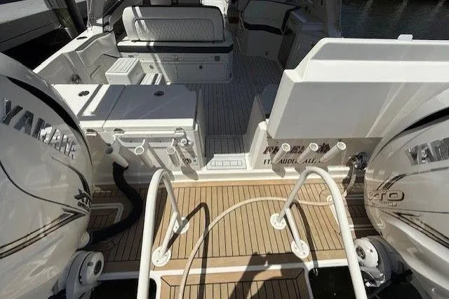  Yacht Photos Pics 2021 World Cat 400 DC-X boat deck with Yamaha engines, featuring spacious seating and fishing rod holders.