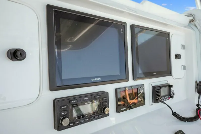 No Name Yacht Photos Pics Helm