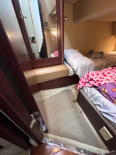  Yacht Photos Pics Interior of 2007 Sea Ray 36 Sedan Bridge with bed and mirror.