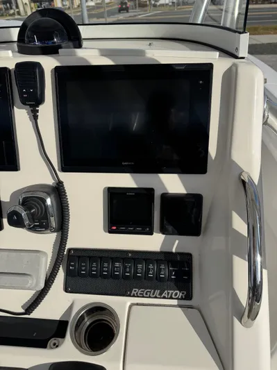 25 Regulator In Stock Yacht Photos Pics Control panel of a 2018 Regulator 25 boat with Garmin electronics.