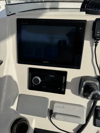 25 Regulator In Stock Yacht Photos Pics Control panel of a 2018 Regulator 25 boat featuring Garmin and Fusion electronics.
