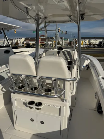 25 Regulator In Stock Yacht Photos Pics 2018 Regulator 25 boat interior with white seating and rod holders.