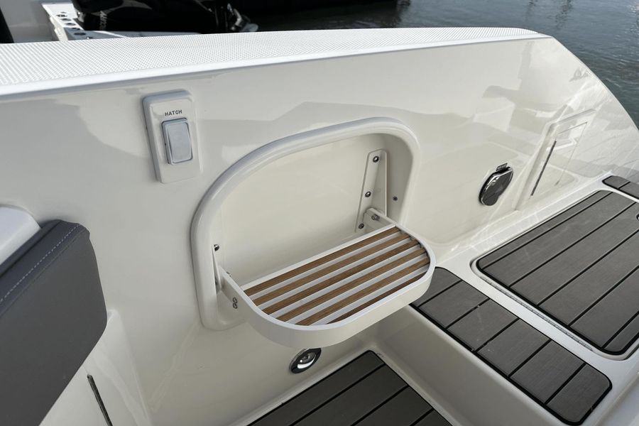 2023 Sea Ray 310 SLX Outboard