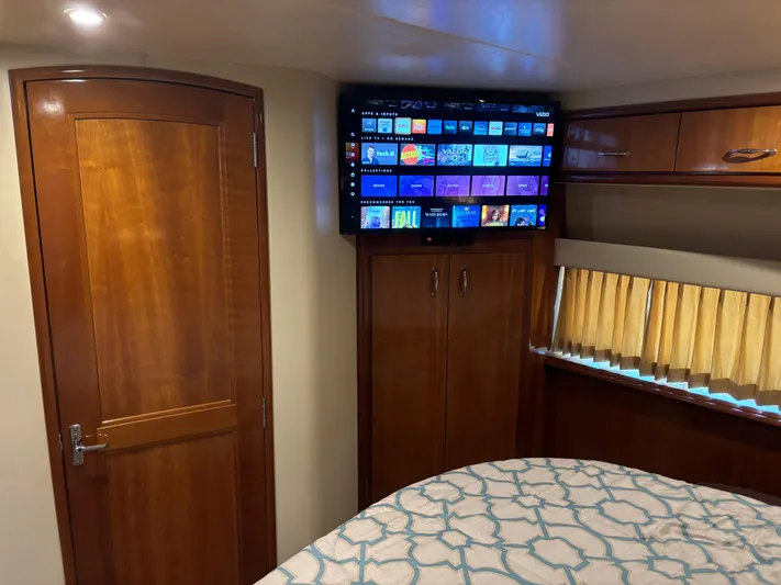 Honey's Money Yacht Photos Pics Master Stateroom Flatscreen TV/Head Entry