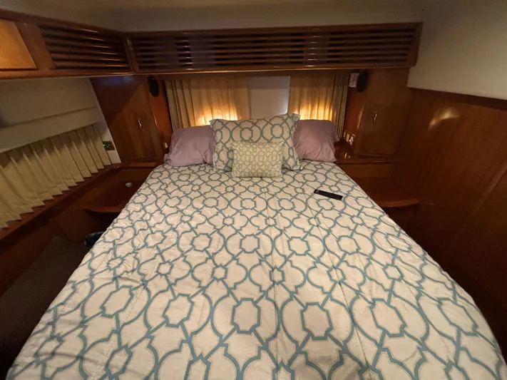 Honey's Money Yacht Photos Pics Island Queen Berth in MSR