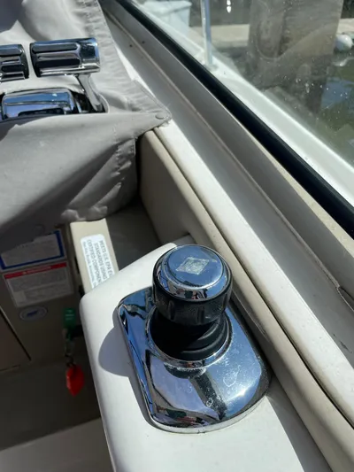  Yacht Photos Pics Close-up of 2014 Sea Ray 370 Sundancer boat control knob.