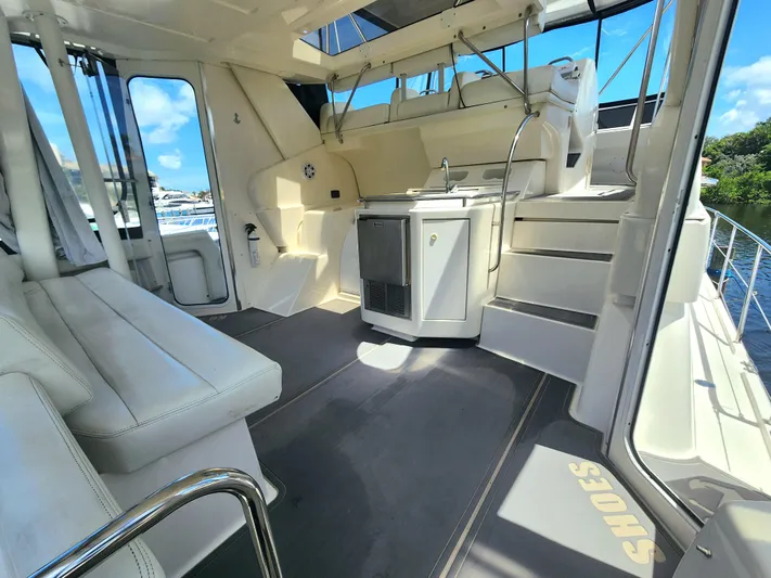  Yacht Photos Pics 2000 Silverton 442 Cockpit Motor Yacht interior with seating and helm, featuring a sunny view.