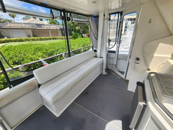  Yacht Photos Pics 2000 Silverton 442 Cockpit Motor Yacht interior with spacious seating and large windows.