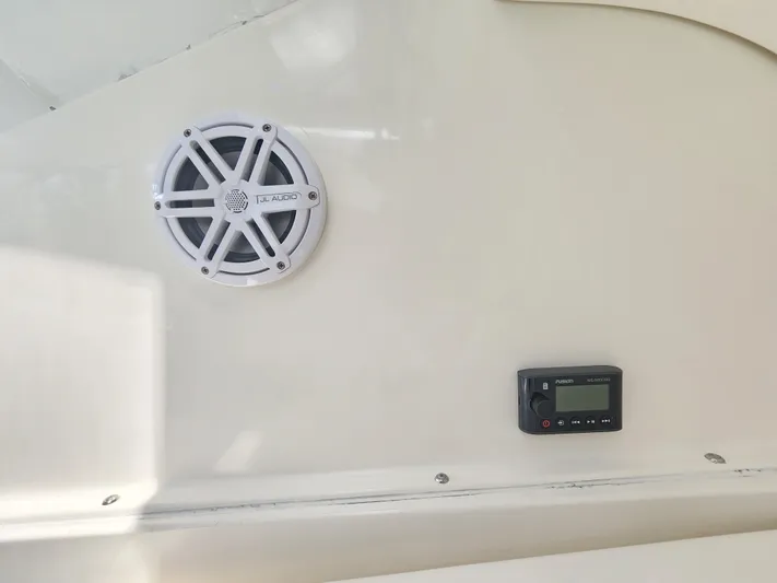  Yacht Photos Pics Speaker and control panel on 2000 Silverton 442 Cockpit Motor Yacht interior.