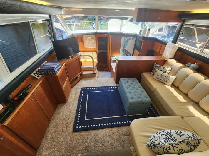  Yacht Photos Pics Interior of 2000 Silverton 442 Cockpit Motor Yacht with cozy seating and elegant decor.