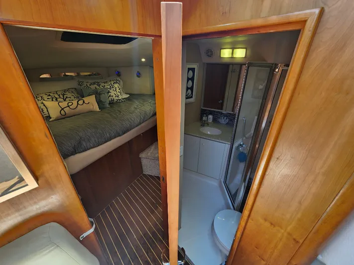  Yacht Photos Pics Interior of 2000 Silverton 442 Cockpit Motor Yacht with cozy bedroom and bathroom.