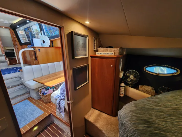  Yacht Photos Pics Interior of 2000 Silverton 442 Cockpit Motor Yacht, featuring cozy cabin and dining area.