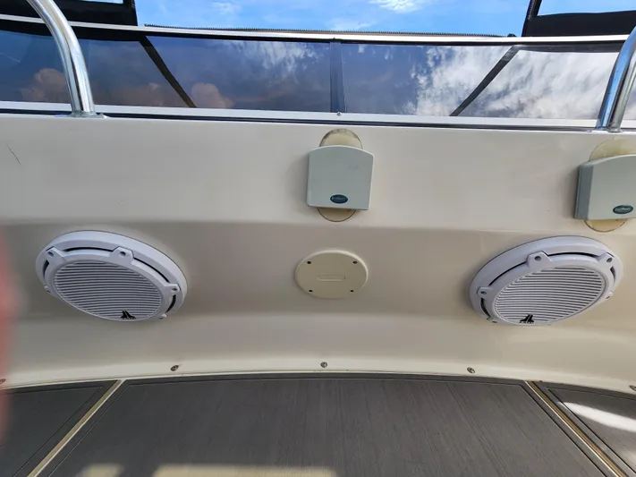  Yacht Photos Pics 2000 Silverton 442 Cockpit Motor Yacht interior with speakers and sky view.